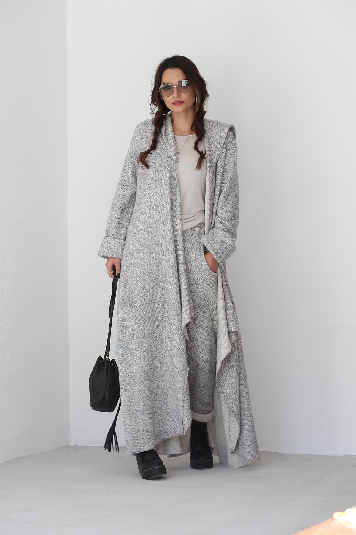 Ekru Büyük Kapüşonlu Saçaklı Yırtmaçlı Uzun Hırka - Şaman Butik Ekru Büyük Kapüşonlu Saçaklı Yırtmaçlı Uzun Hırka