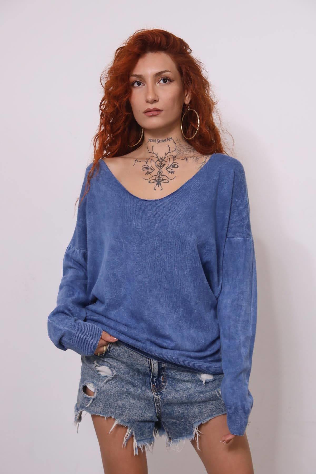 İndigo Mavi Yıkamalı Düşük Omuz Triko Bluz