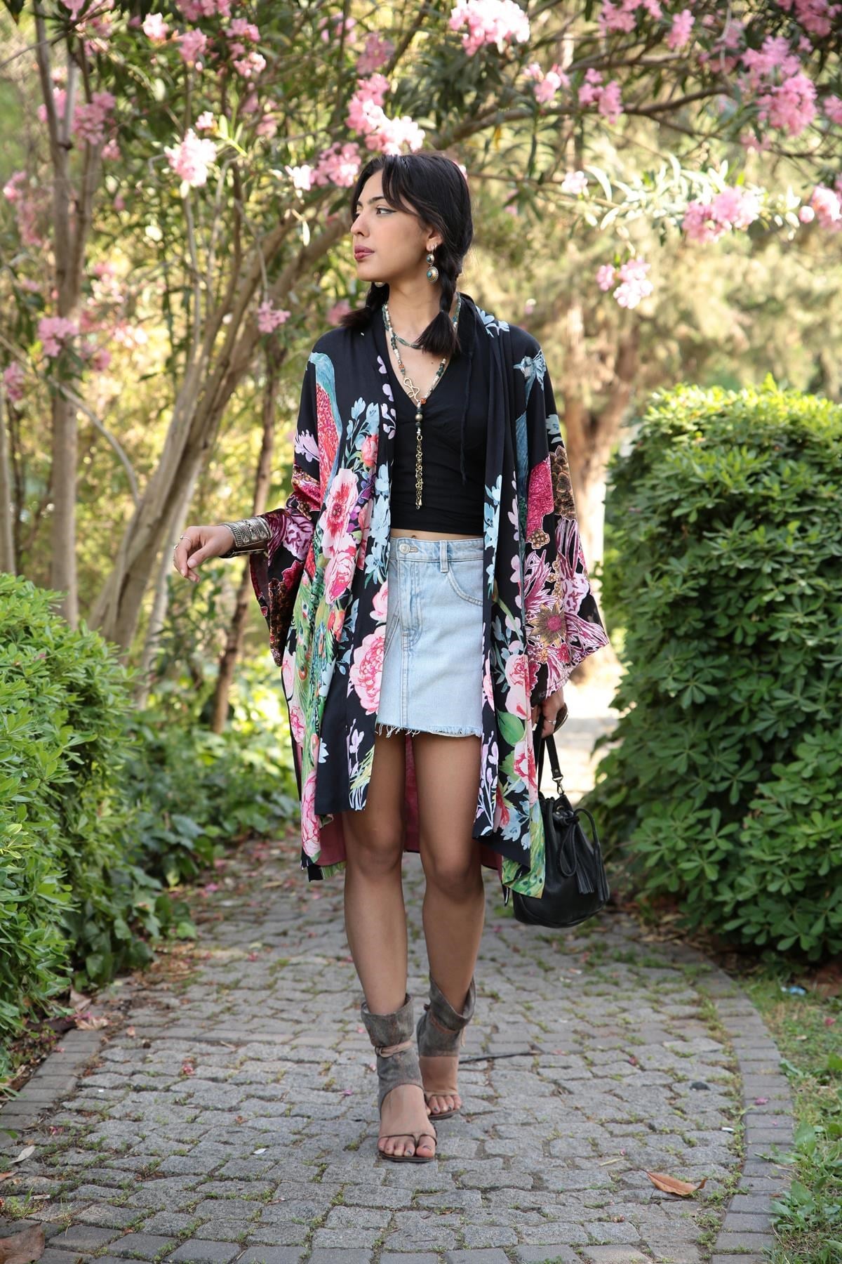 Siyah Çiçekli Kolları Kadife Kaftan - Şaman Butik Siyah Çiçekli Kolları Kadife Kaftan