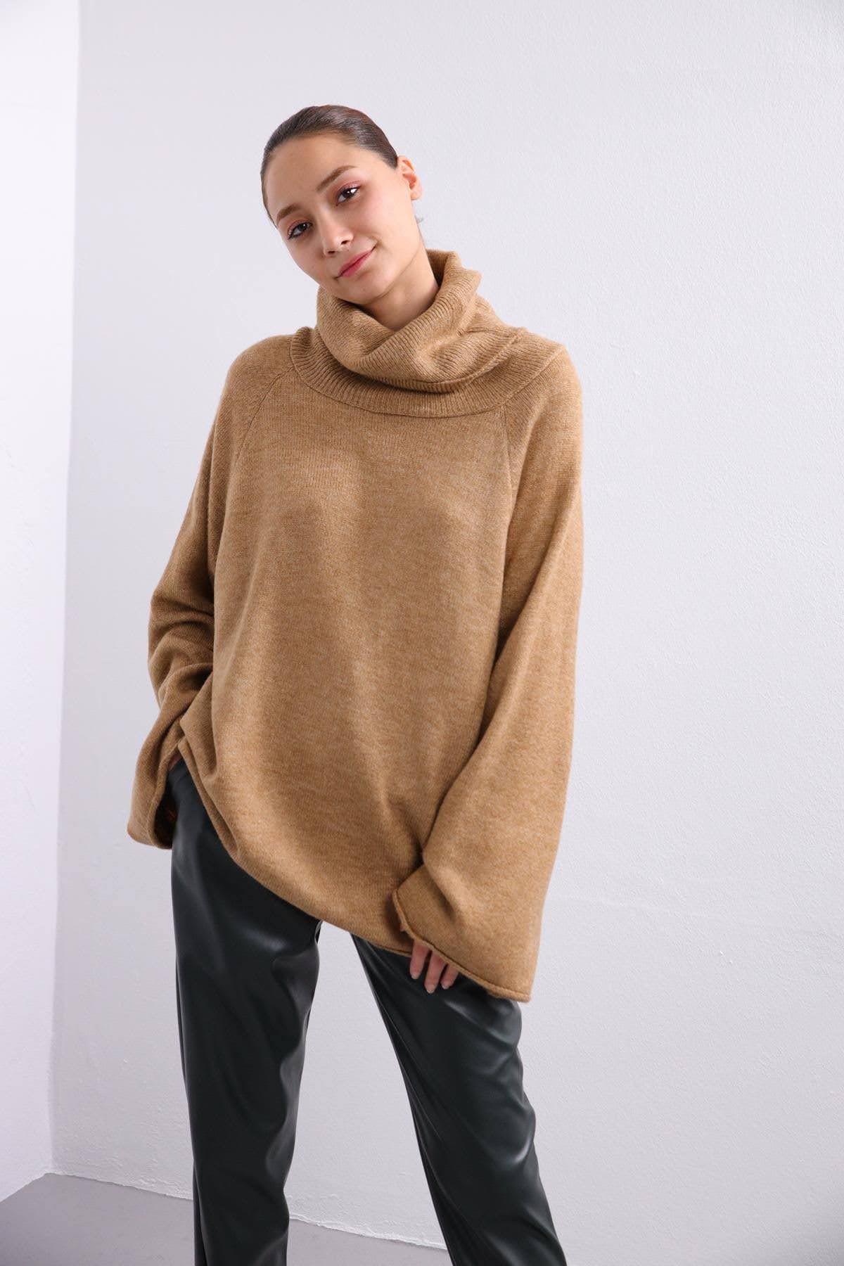  Tarçın Rengi Boğazlı Oversize Triko Kazak