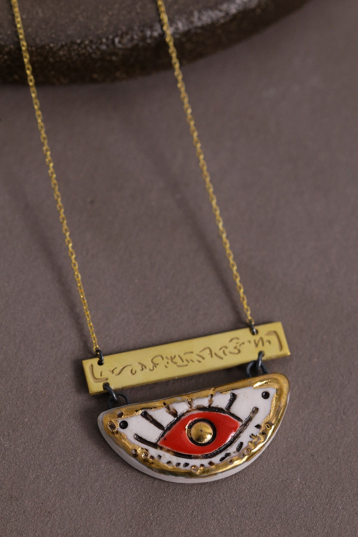 Kırmızı Göz Detaylı Oval Seramik Tasarım Gümüş Kolye - Şaman Butik Kırmızı Göz Detaylı Oval Seramik Tasarım Gümüş Kolye