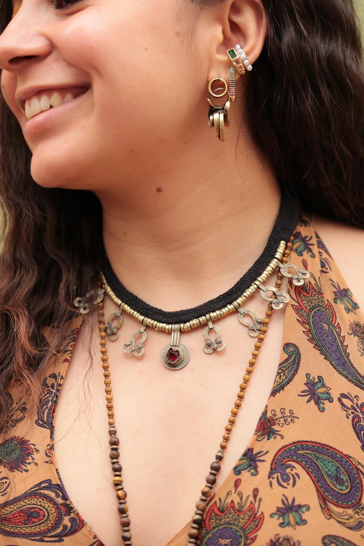 Kırmızı Taşlı Antik Tasarım Tasma Kolye - Şaman Butik Kırmızı Taşlı Antik Tasarım Tasma Kolye