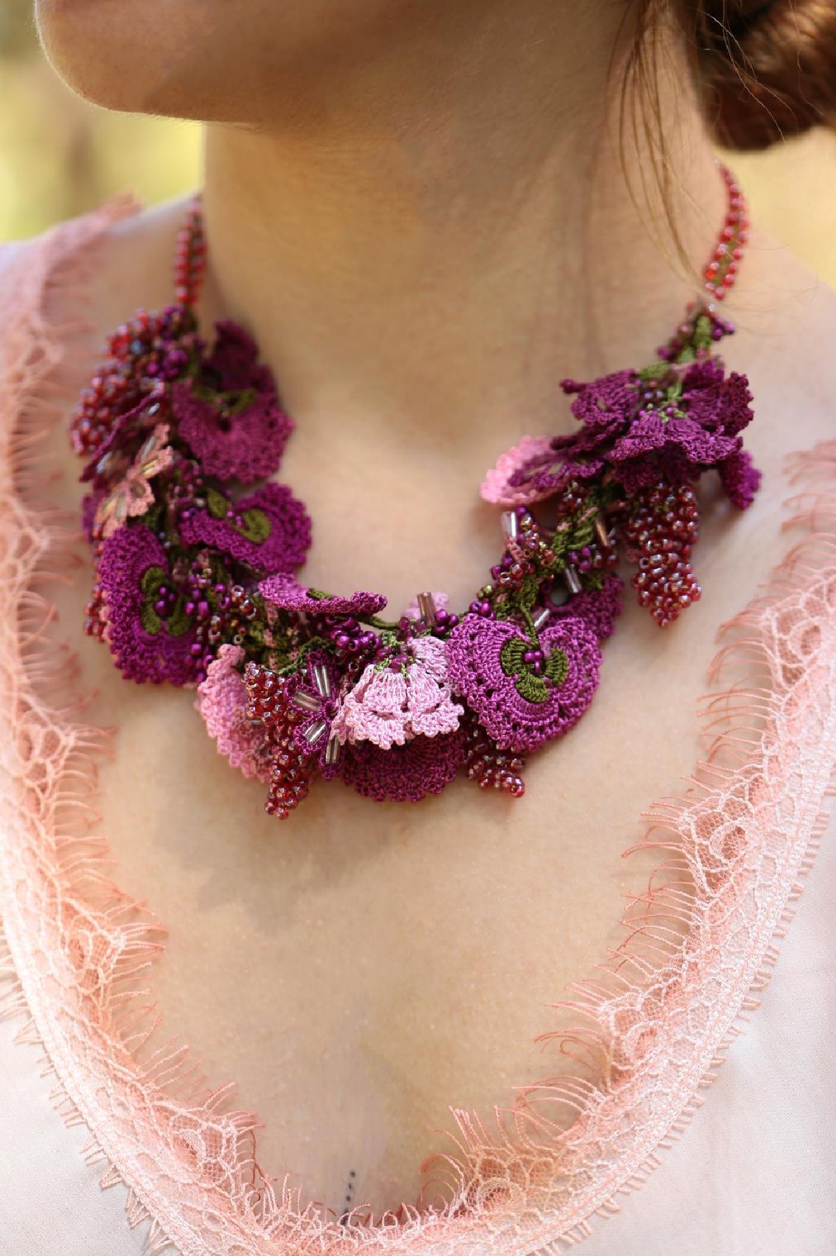 Pembe Boncuklu Mor İğne Oyalı Tasarım Kolye - Şaman Butik Pembe Boncuklu Mor İğne Oyalı Tasarım Kolye