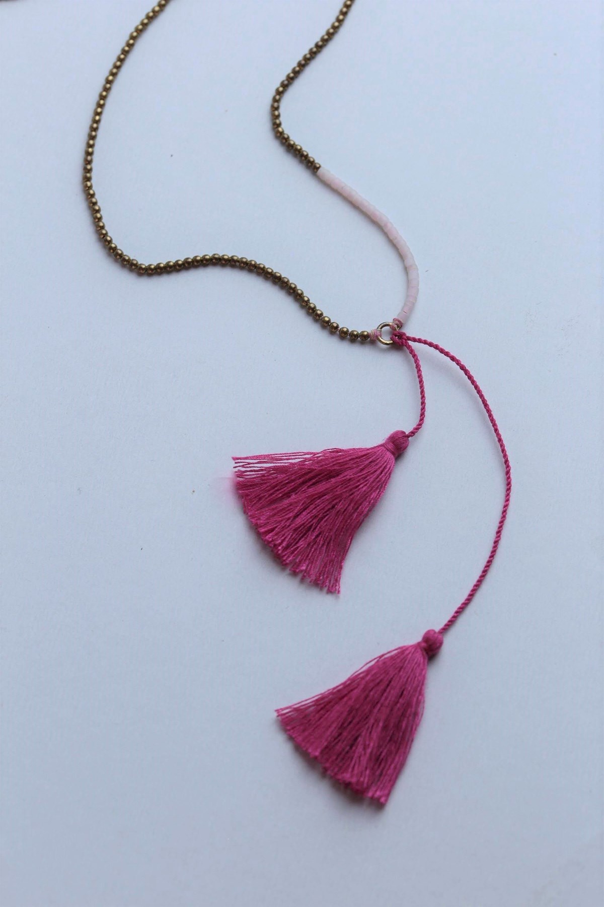 Pembe Püskül Detaylı Doğal Taşlı Bronz Kolye - Şaman Butik Pembe Püskül Detaylı Doğal Taşlı Bronz Kolye