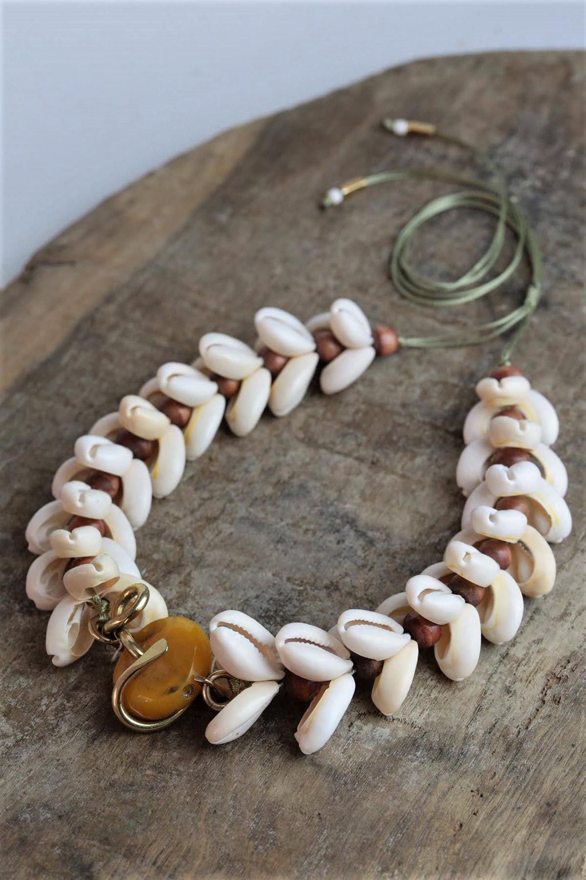 Sarı Reçine Detaylı Deniz Kabuklu Tasarım Kolye - Şaman Butik Sarı Reçine Detaylı Deniz Kabuklu Tasarım Kolye