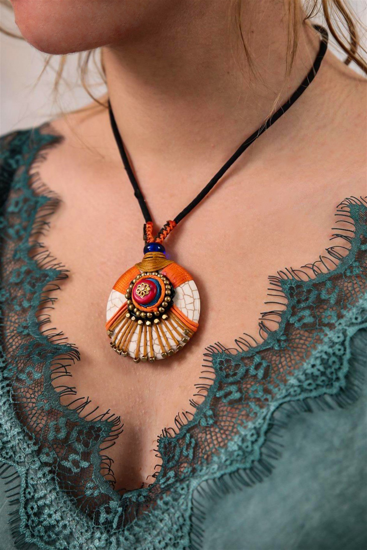  Seramik Taş Üzeri Turuncu Mum İp Sarılı Bronz Parçalı Deri Tasarım Kolye