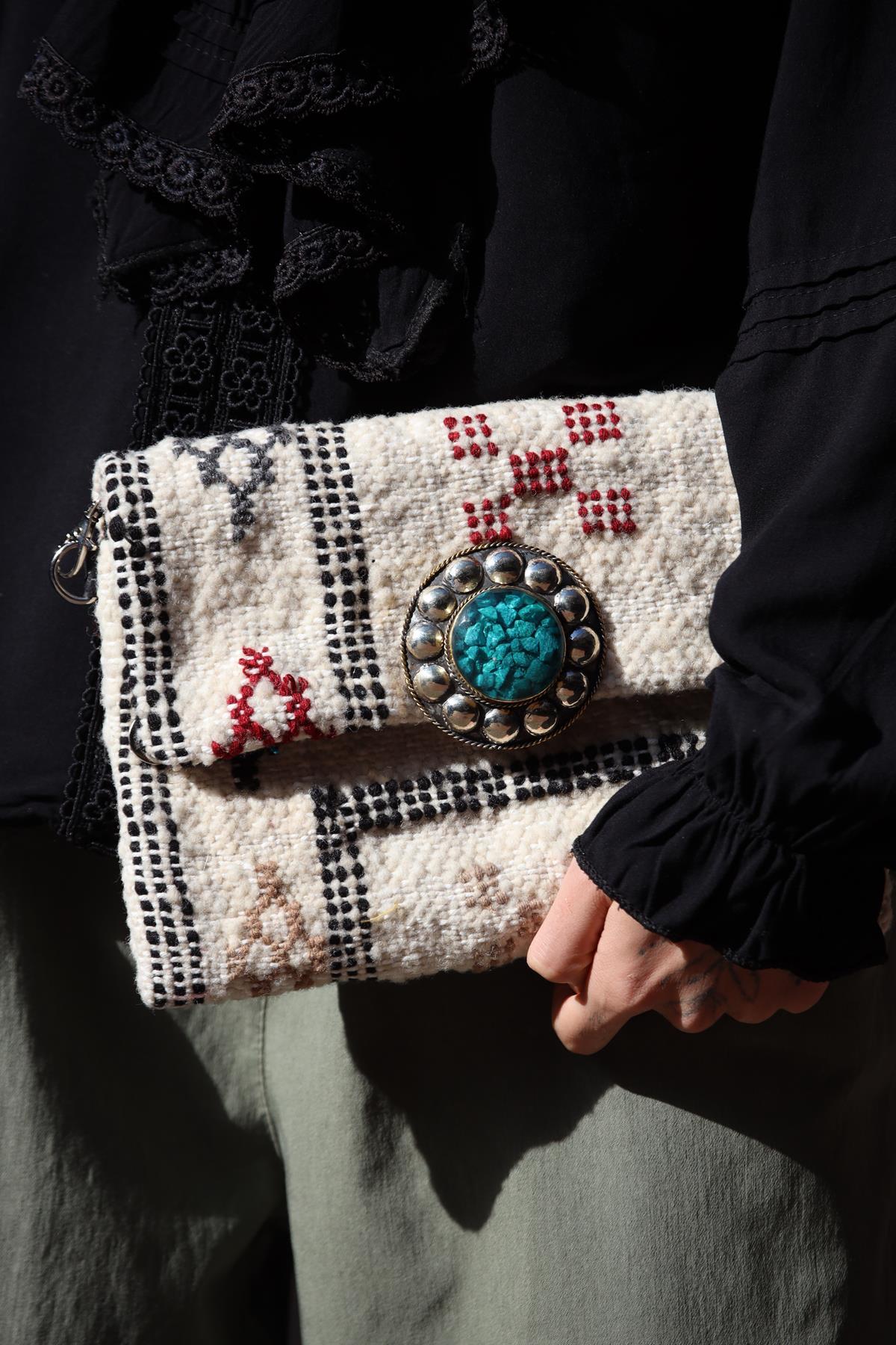 Krem Rengi Kilim Dokuma Taşlı Çanta