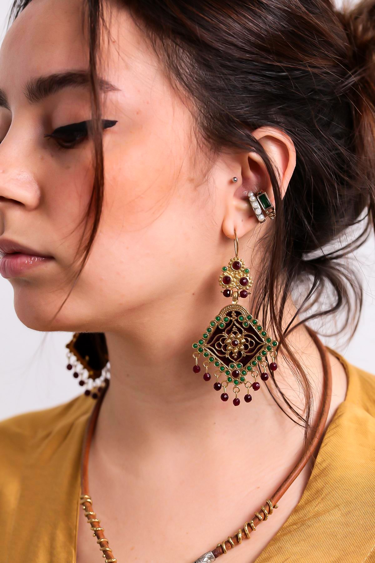 . Bordo Kadife Tabanlı Bronz İşlemeli Doğal Taşlı Tasarım Küpe
