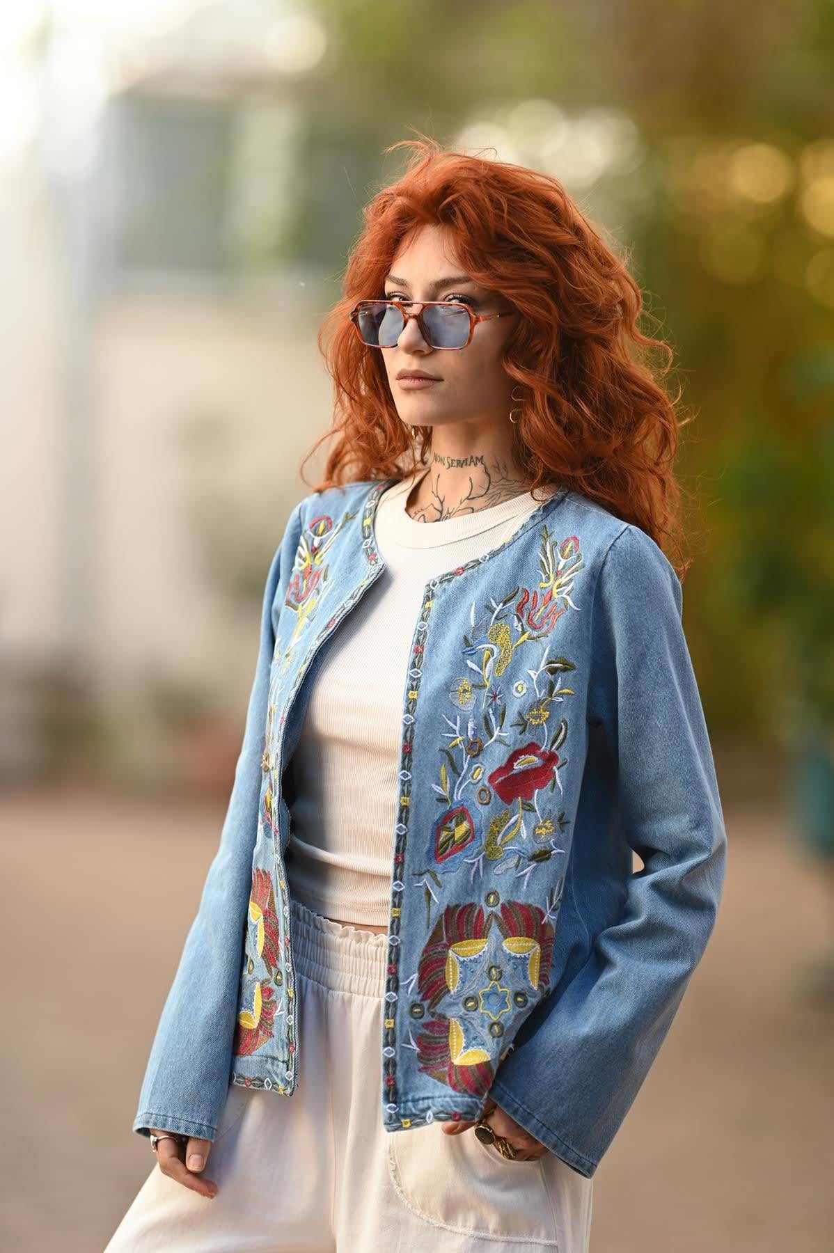 Mavi Çiçek Nakışlı Kot Ceket
