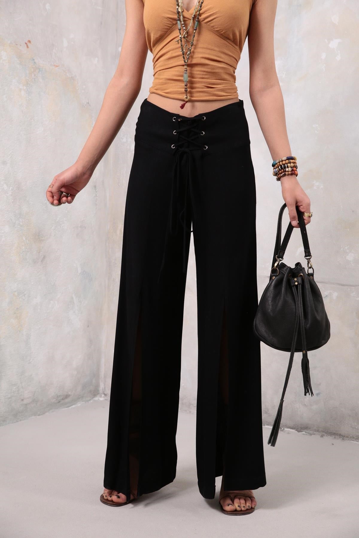 Siyah Bağcıklı Yırtmaç Detaylı Pantolon - Şaman Butik Siyah Bağcıklı Yırtmaç Detaylı Pantolon