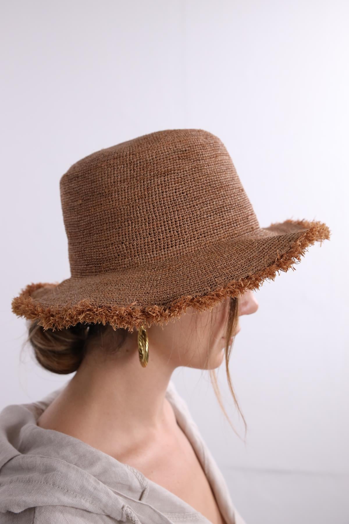 Camel Rengi Püsküllü Rafya Şapka - Şaman Butik Camel Rengi Püsküllü Rafya Şapka