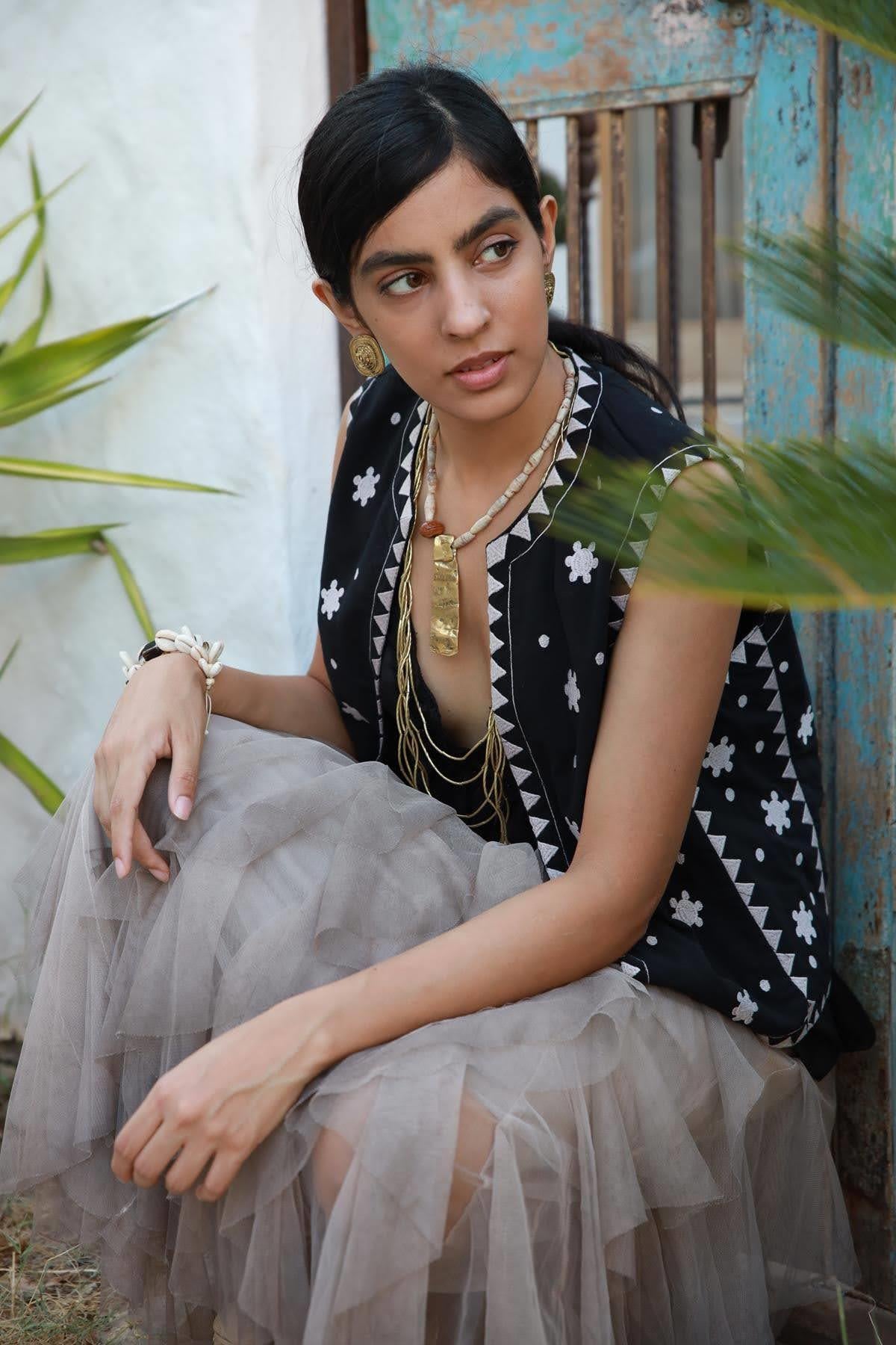 Siyah İşlemeli Yelek