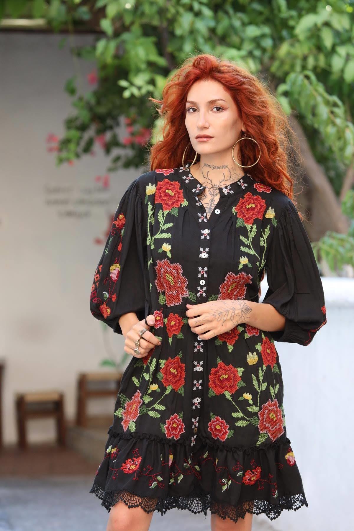 Siyah Önü Düğmeli Kanaviçe İşlemeli Dantelli Elbise