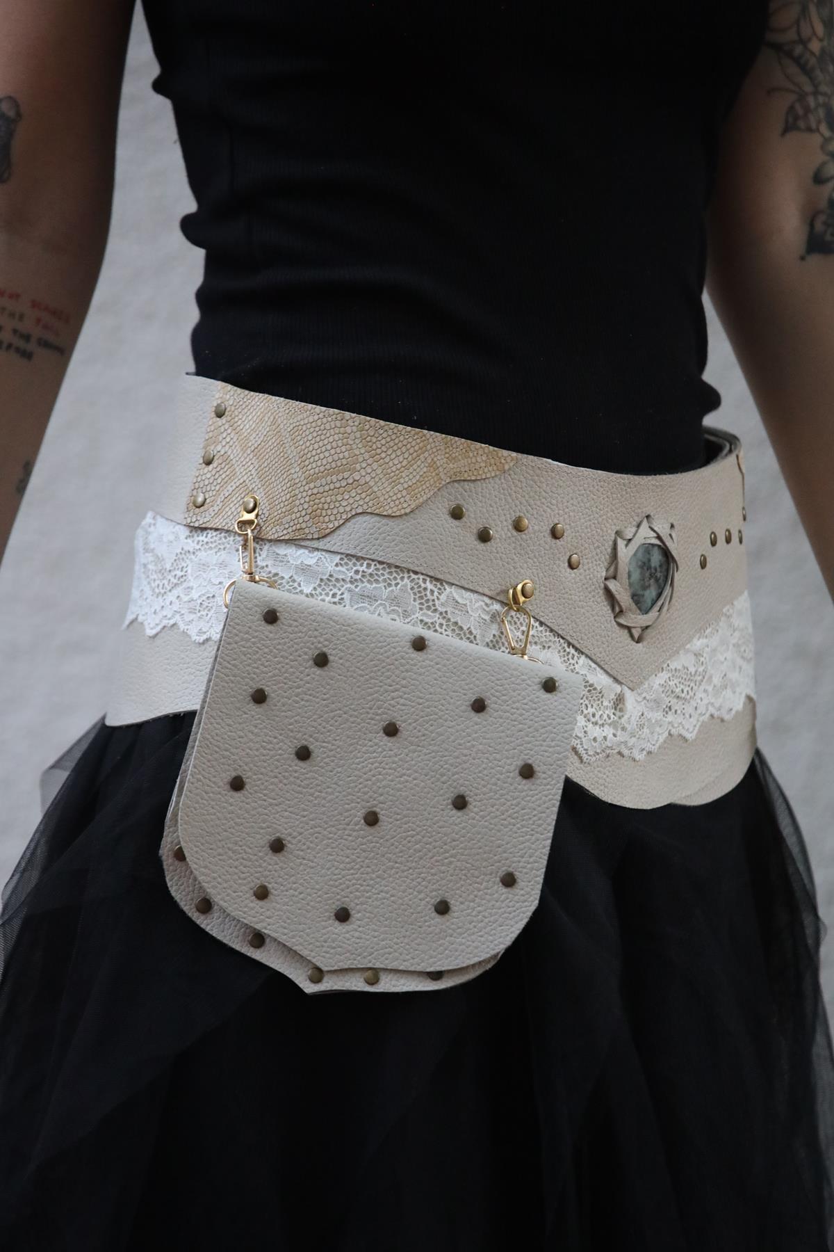 Taş Rengi Dantelli Cepli Deri Kemer