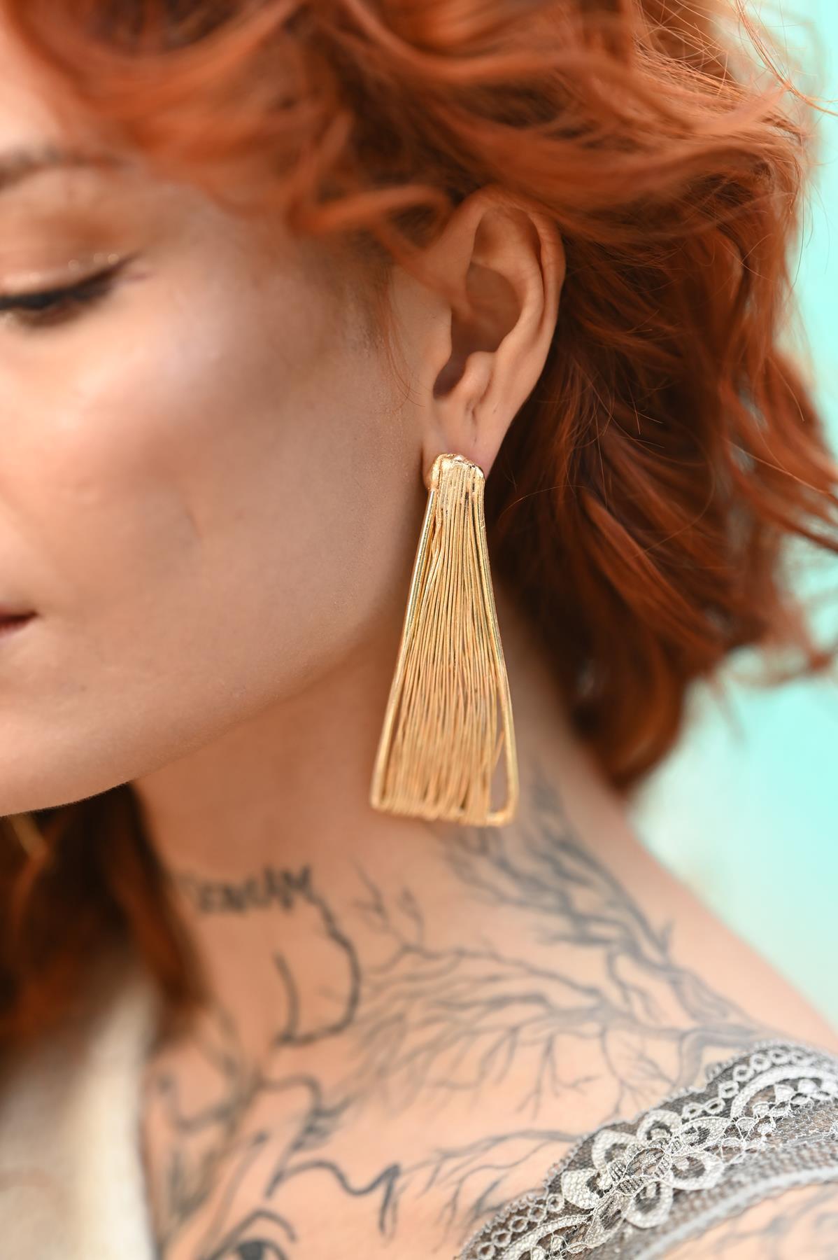 Tel Görünümlü Uzun Küpe