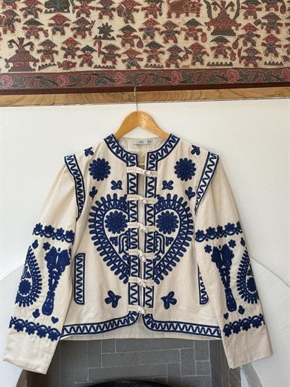 Krem Rengi Düğüm Düğmeli Nakışlı Ceket