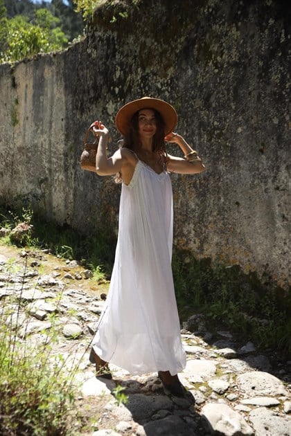 Beyaz Yakası Parça Detaylı İnce Askılı Elbise