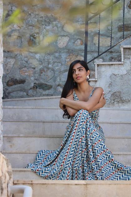 Mavi Desenli Sırtı Gipeli Kruvaze Yaka Askılı Elbise