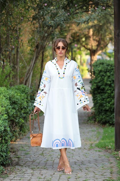 Beyaz V Yaka İşlemeli Elbise - Şaman Butik Beyaz V Yaka İşlemeli Elbise