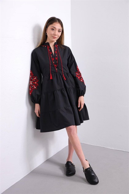 Siyah İşlemeli Yarım Düğmeli Elbise - Şaman Butik Siyah İşlemeli Yarım Düğmeli Elbise