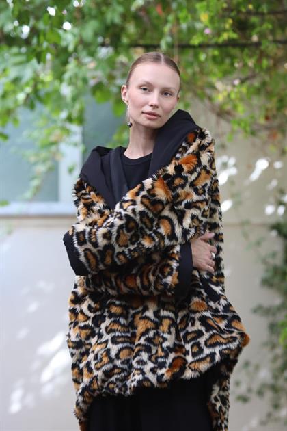 Leopar Desenli Kürklü Arkası Uzun Kapüşonlu Mont