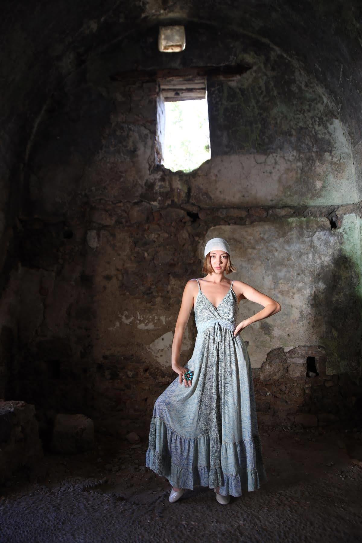 Beyaz Lacivert Desenli Sırtı Gipeli İp Askılı İpek Elbise - Şaman Butik Beyaz Lacivert Desenli Sırtı Gipeli İp Askılı İpek Elbise