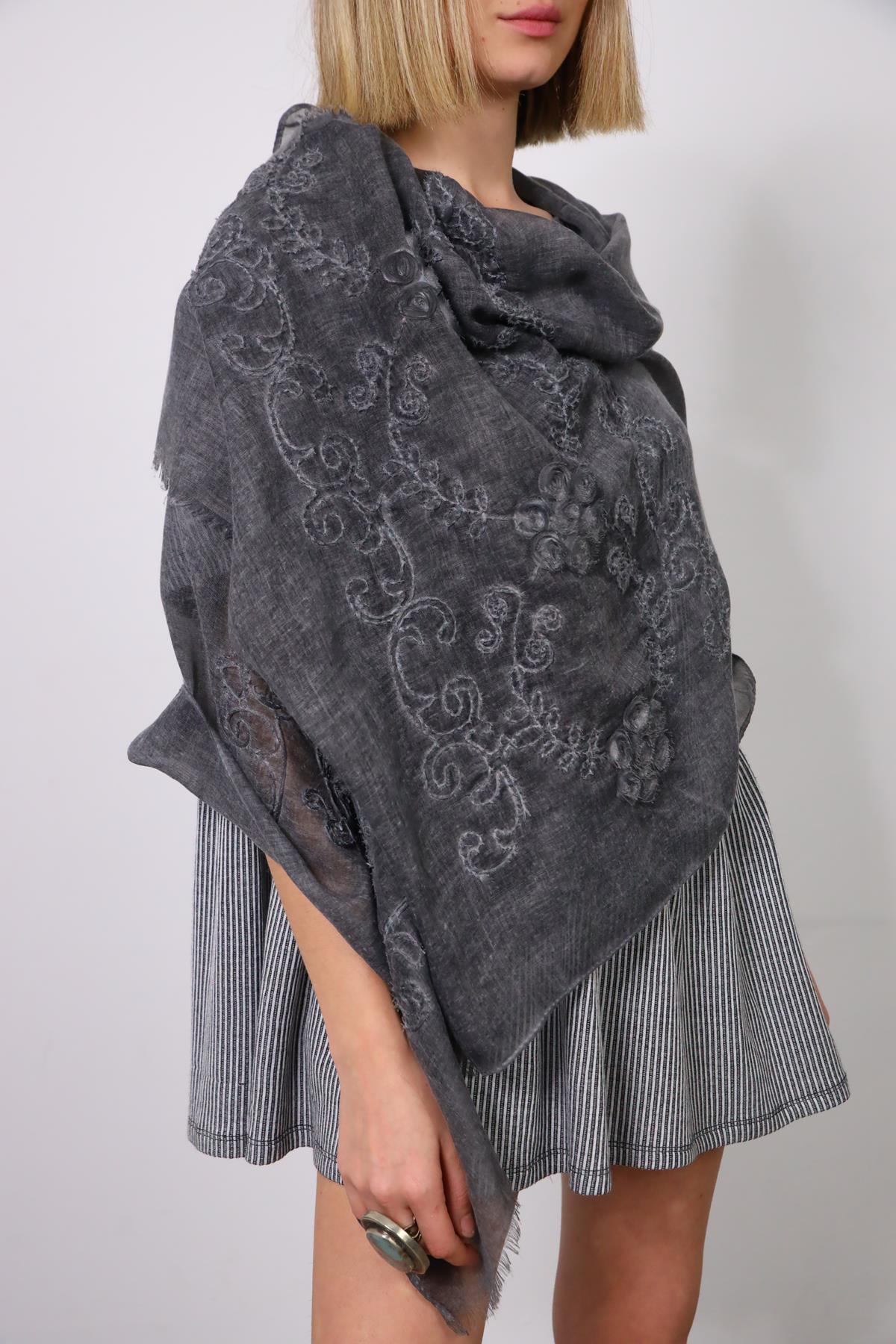 Antrasit Kabartma Çiçek Desenli Şal - Şaman Butik Antrasit Kabartma Çiçek Desenli Şal