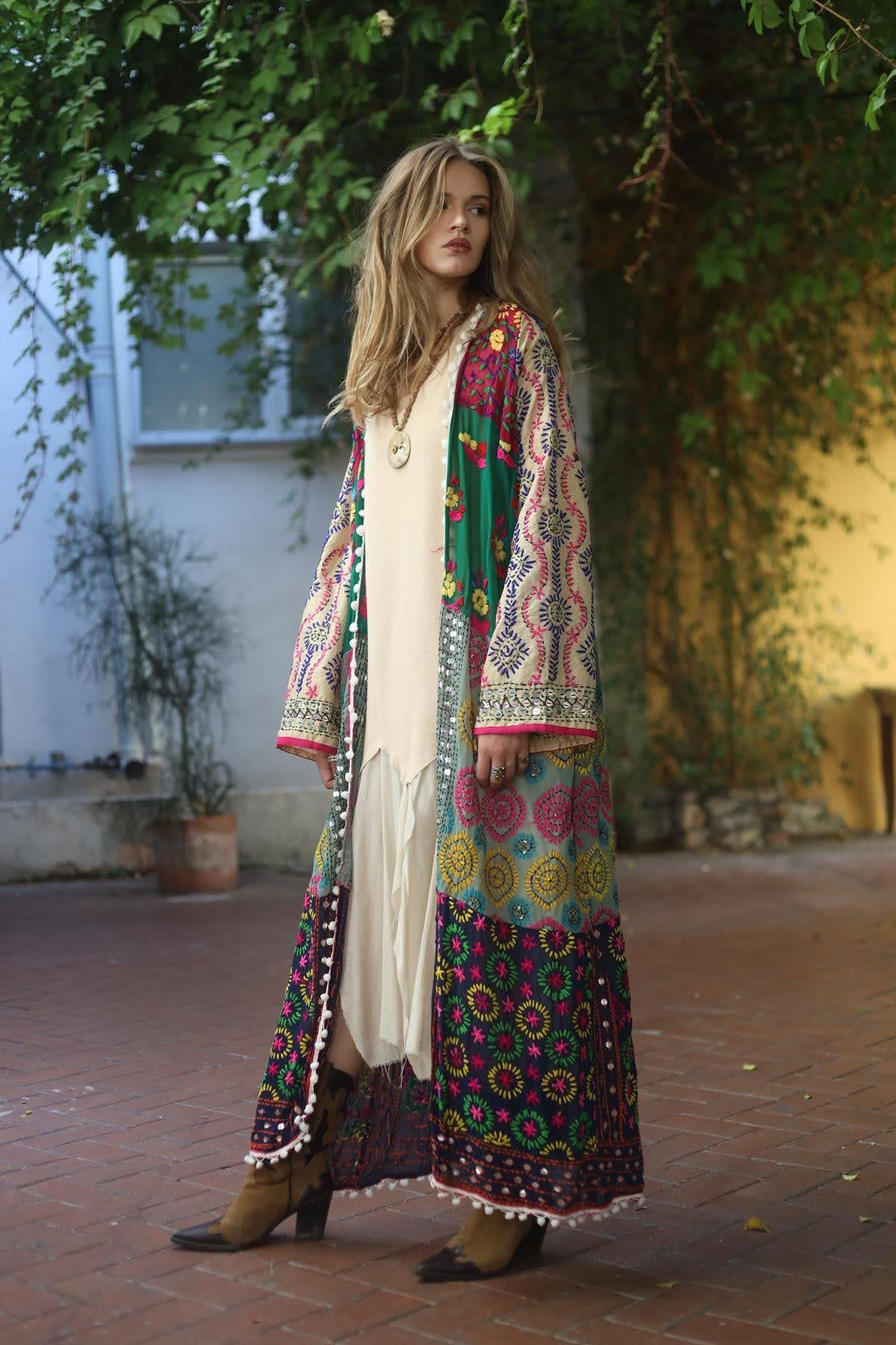 Renkli Pul İşlemeli Kenarları Ponponlu Bohem Kaftan