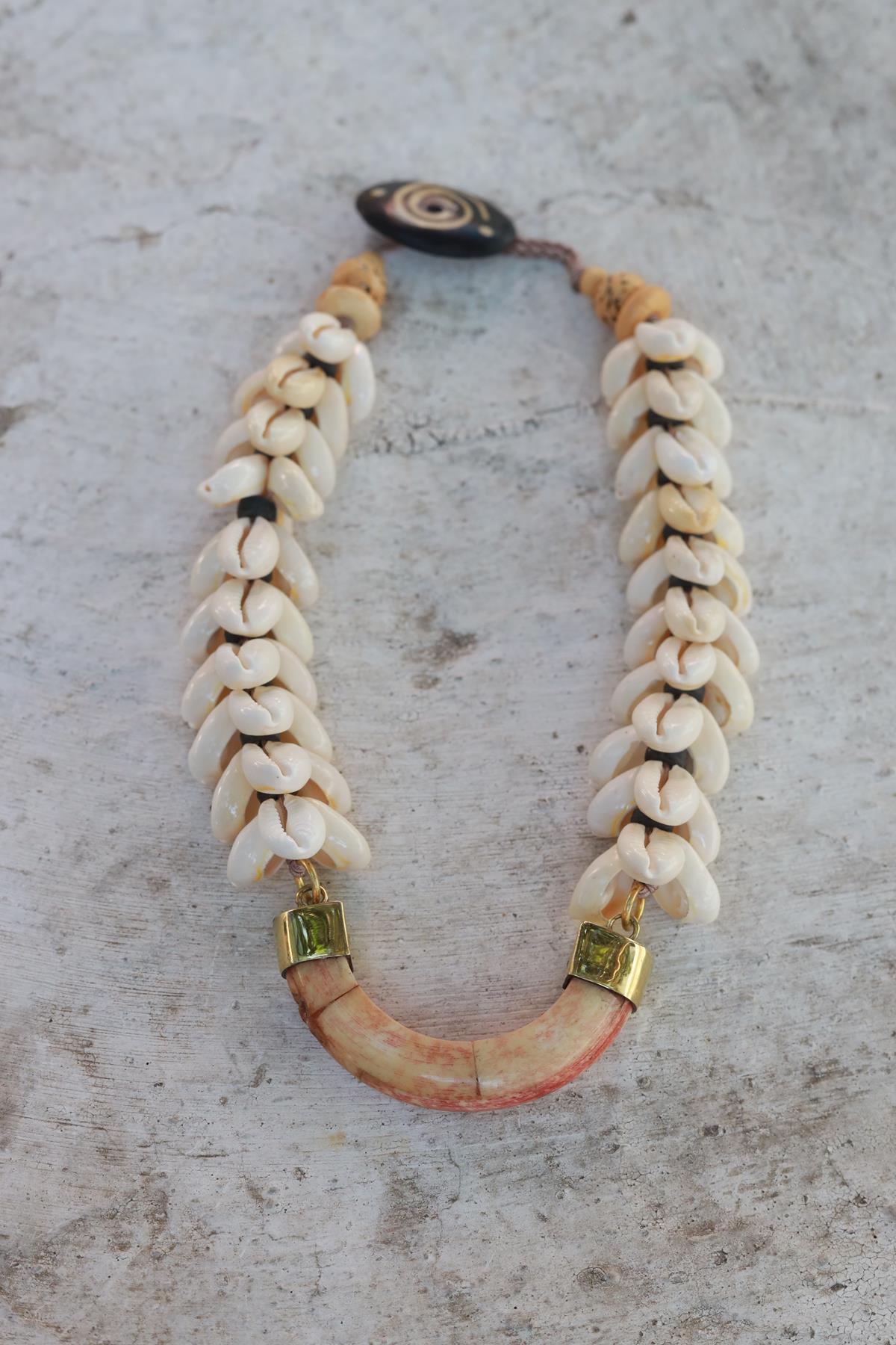 Kemik Detaylı Deniz Kabuğu Tasarım Kolye