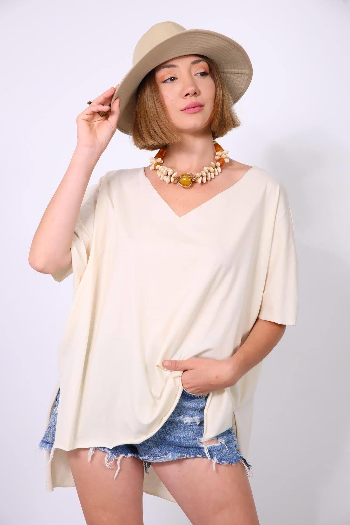  Fildişi V Yaka Arkası Uzun Salaş Tişört