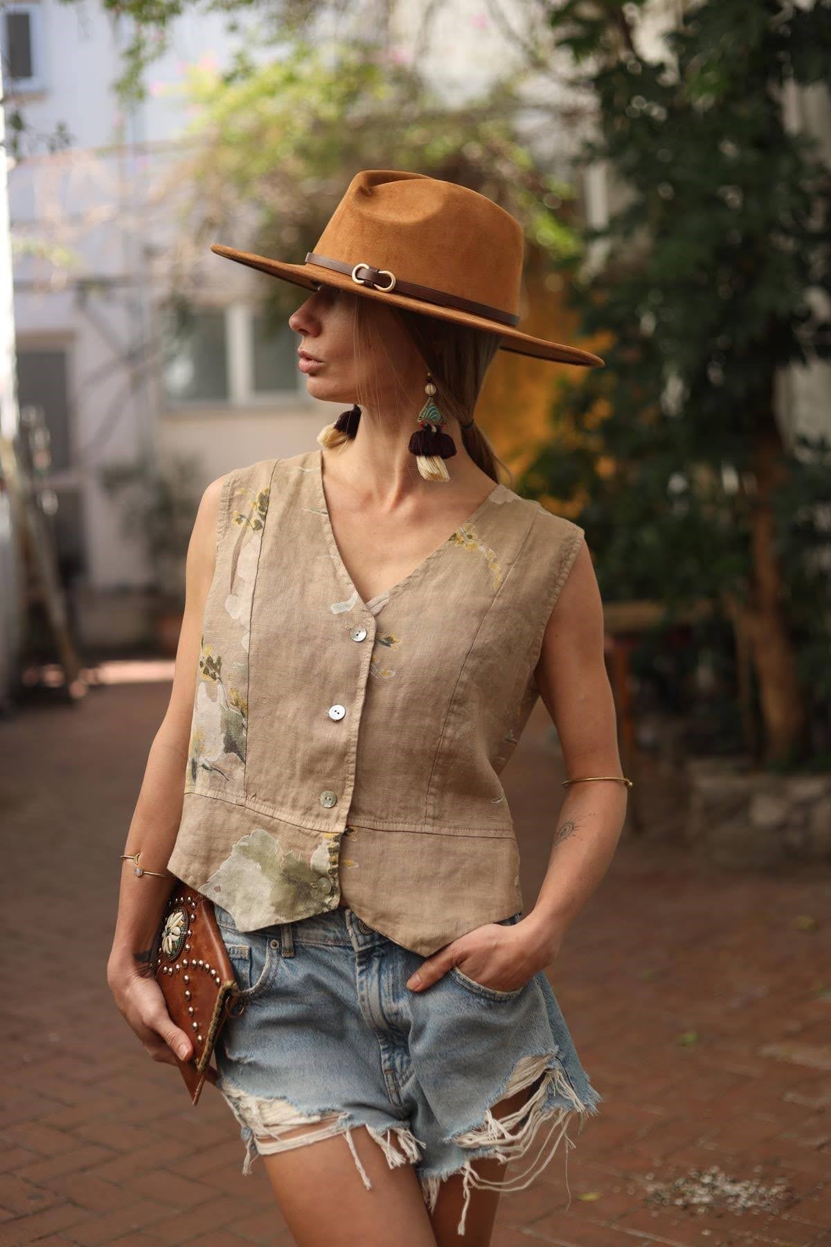 Camel Rengi Çiçek Desenli Düğmeli Keten Bluz