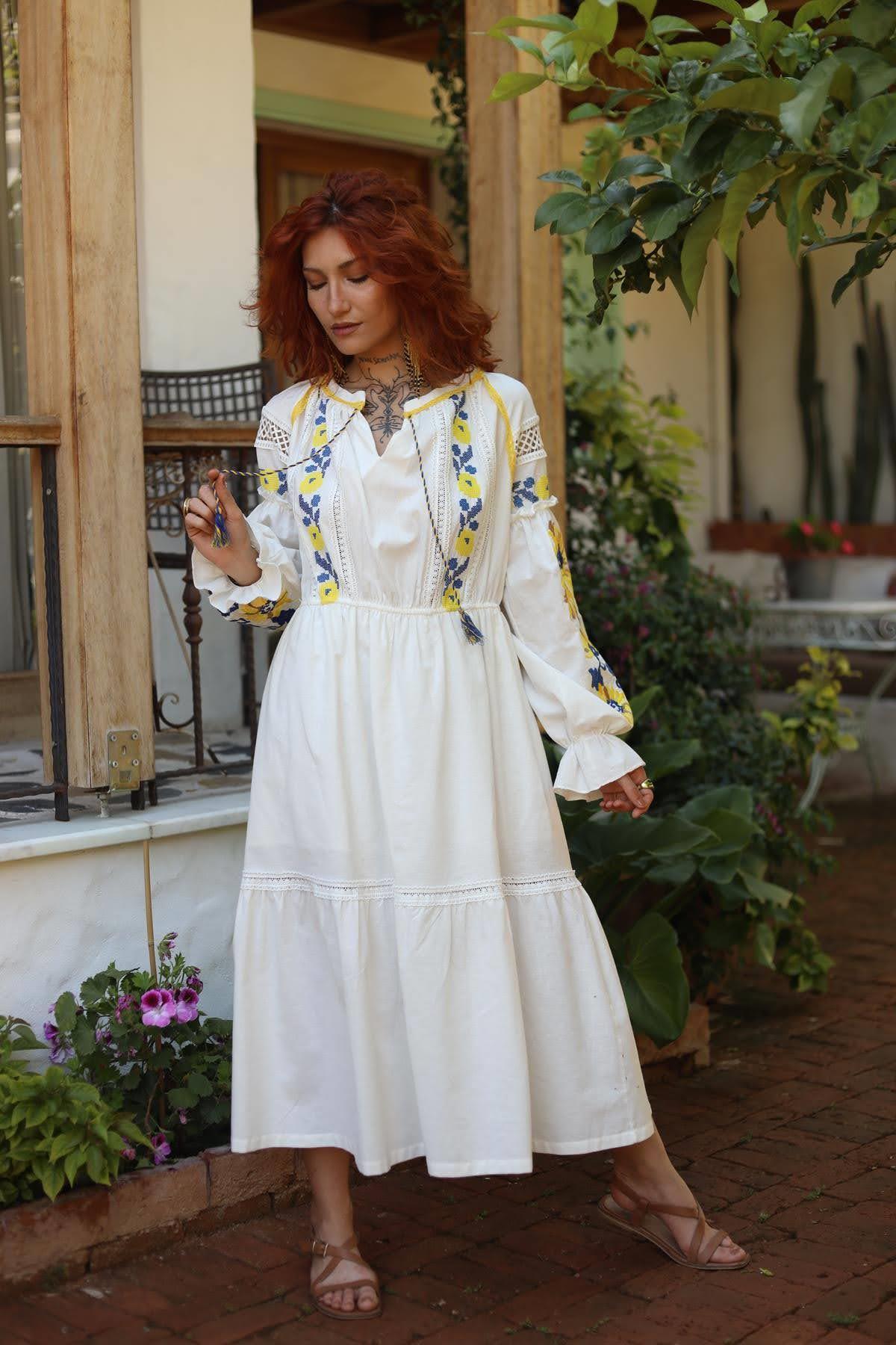 Beyaz Kanaviçe İşlemeli Dantel Detaylı Elbise