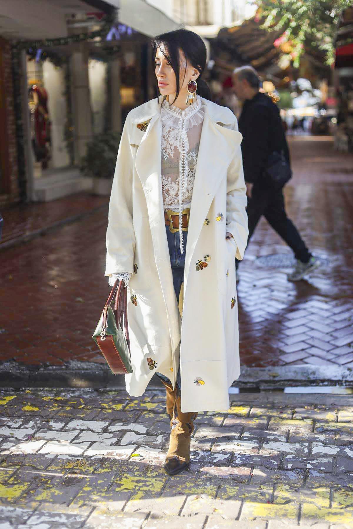 Taş Rengi Arı Nakışlı Bebe Yaka Trençkot