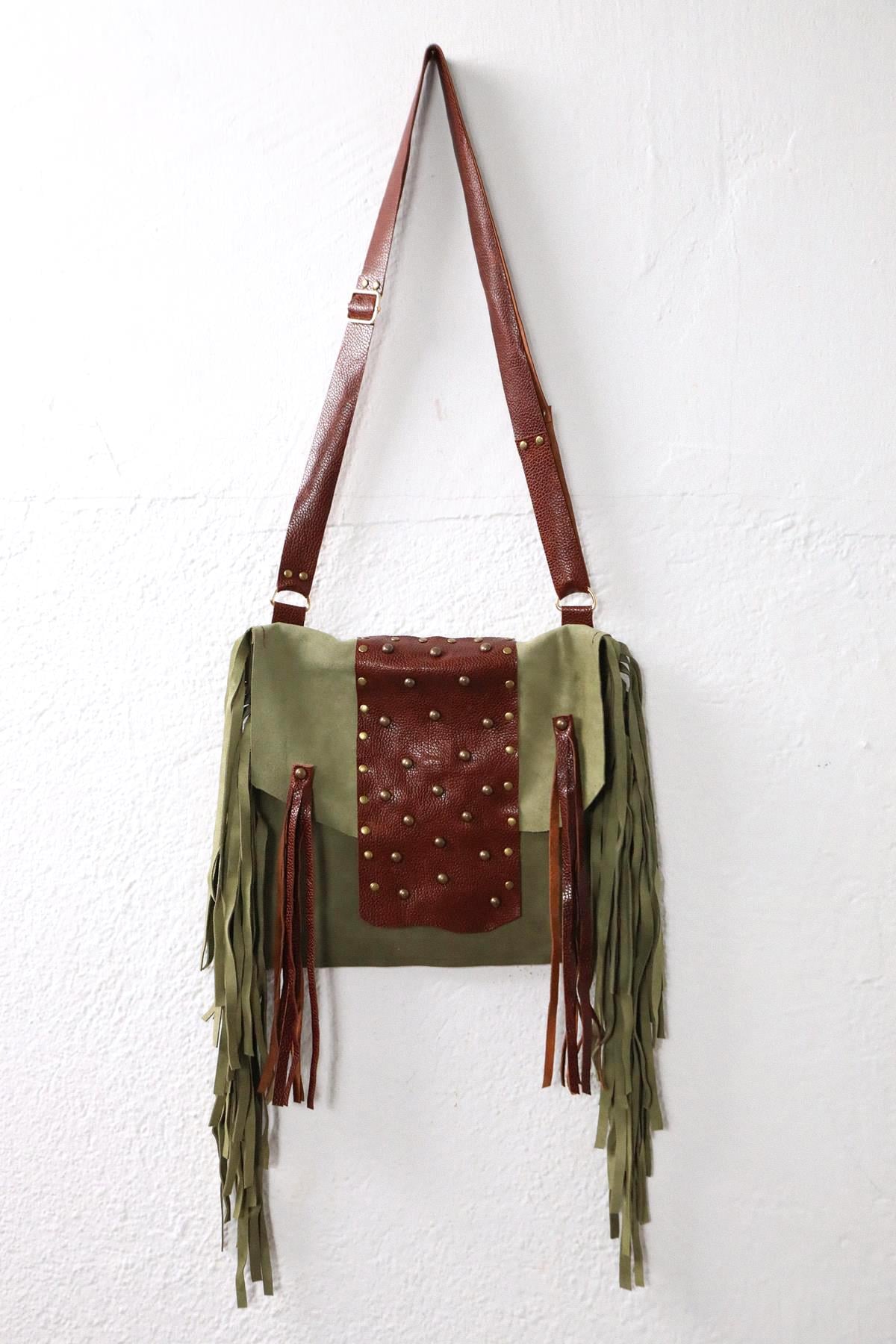  Haki Püsküllü Zımbalı Deri Çanta