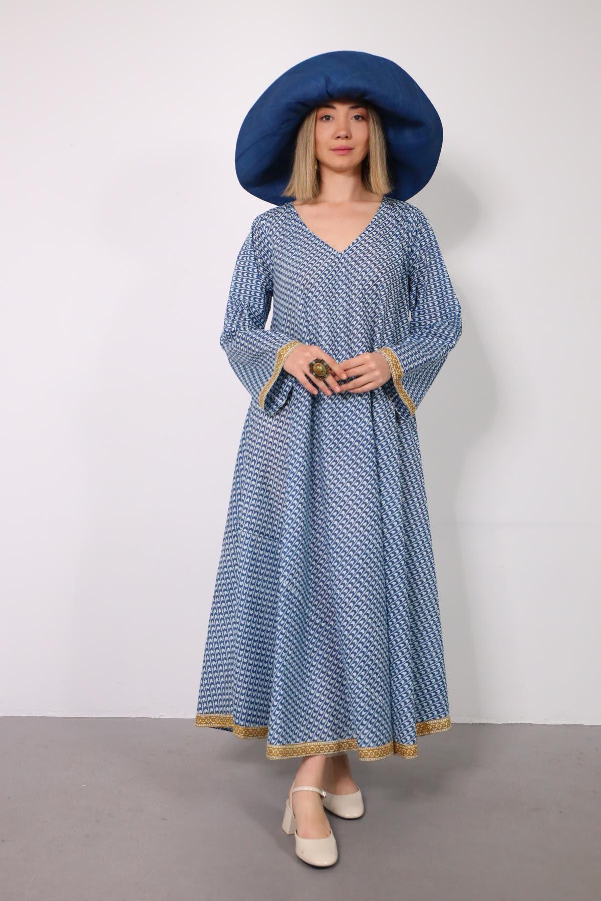 Mavi V Yaka Bordür Detaylı Desenli Otantik Elbise - Şaman Butik Mavi V Yaka Bordür Detaylı Desenli Otantik Elbise