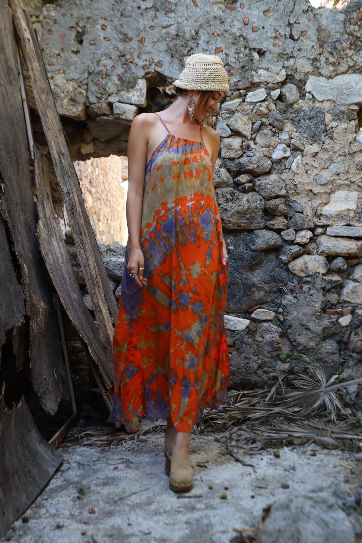  Turuncu Yanları Yırtmaçlı Askılı Batik Elbise