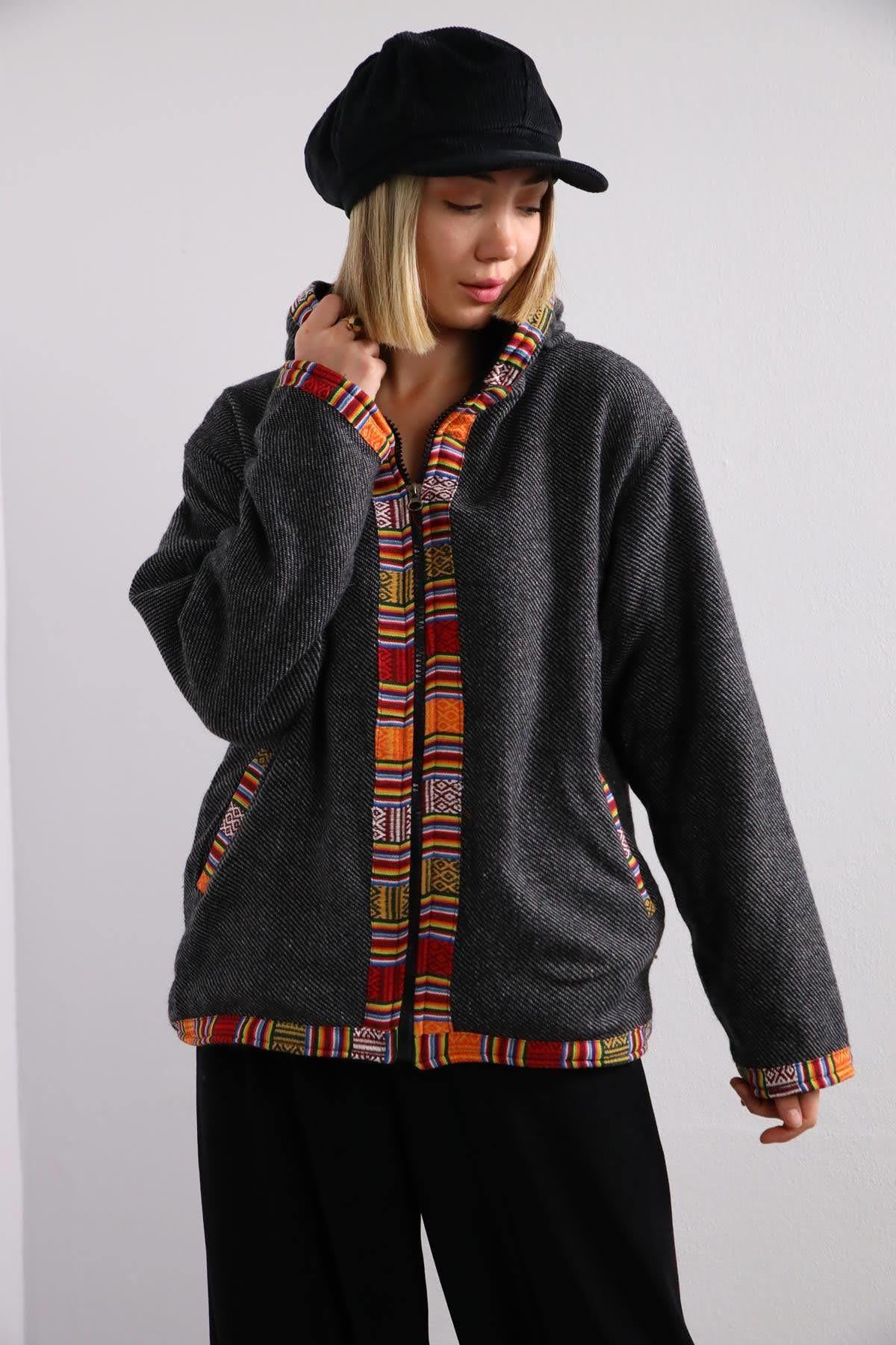  Siyah Füme Çizgili Bordür Detaylı Kapüşonlu Kaşe Ceket