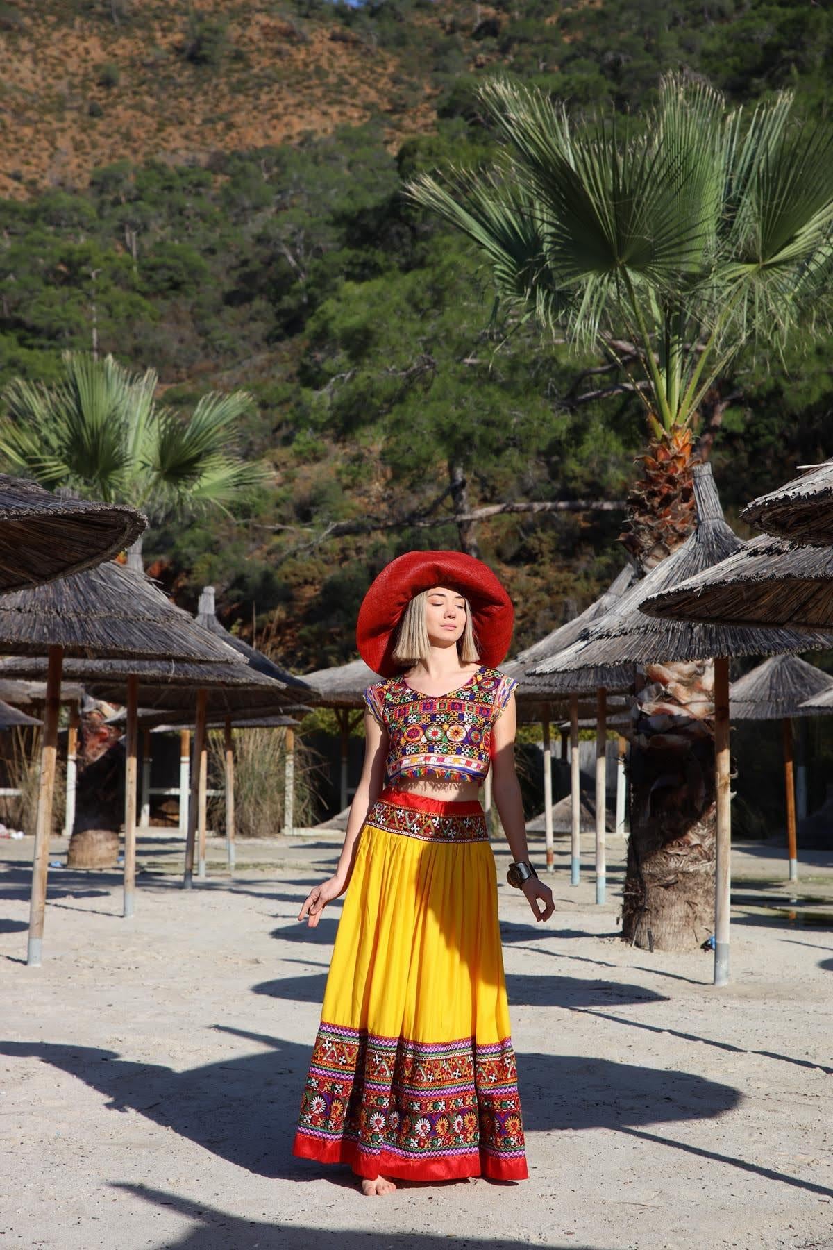 Kırmızı Ayna Detaylı İşlemeli Şallı Otantik Takım - Şaman Butik Kırmızı Ayna Detaylı İşlemeli Şallı Otantik Takım