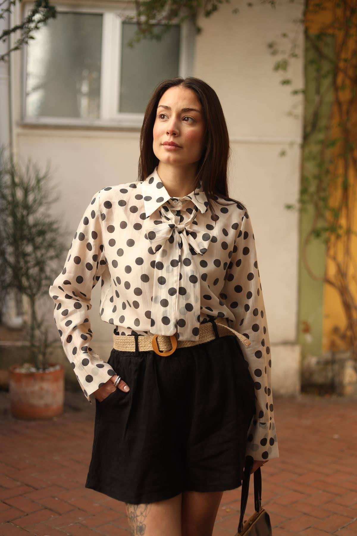 Krem Rengi Bağlamalı Puantiyeli Gömlek