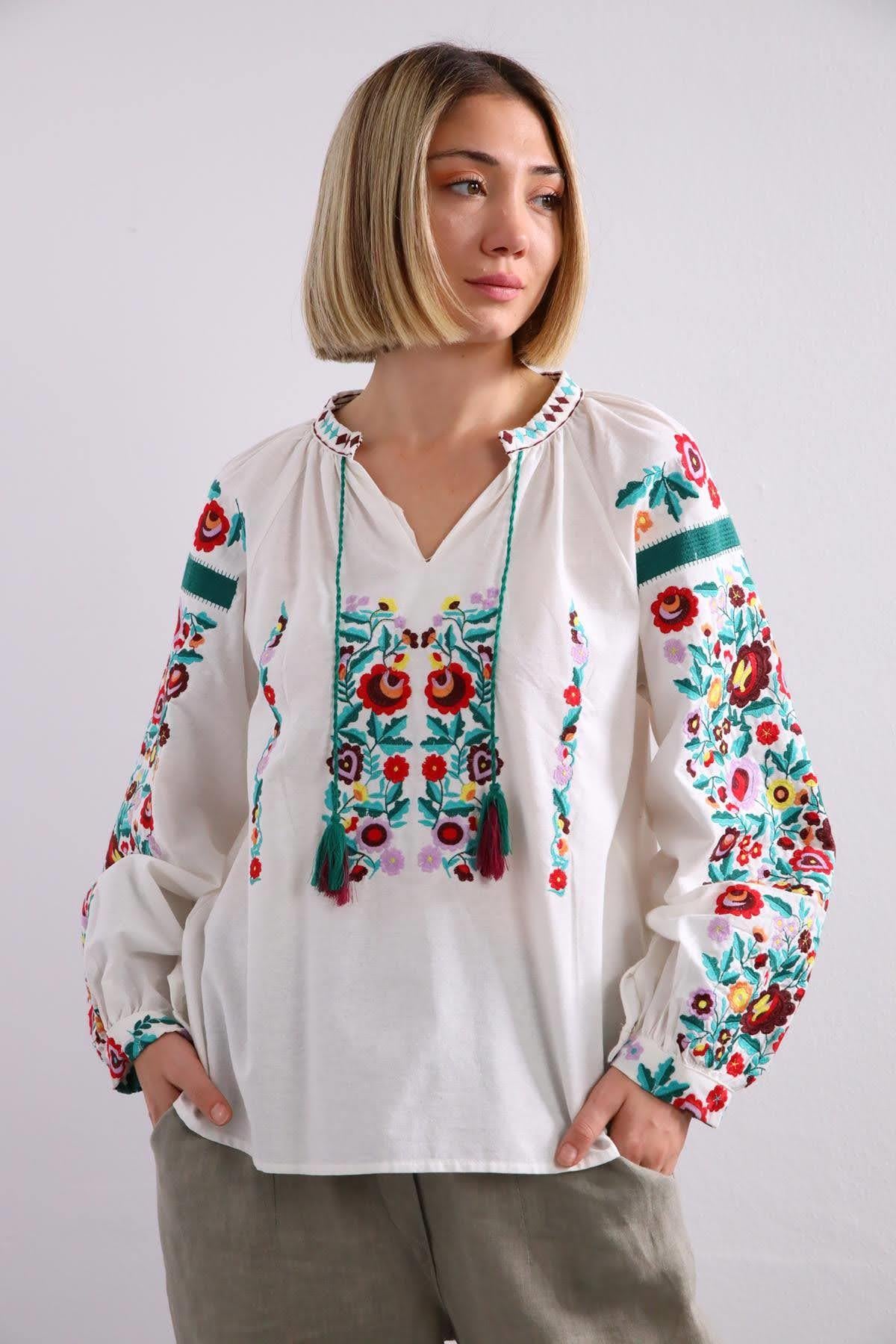  Beyaz Çiçek İşlemeli Balon Kol Yakası İpli Bluz