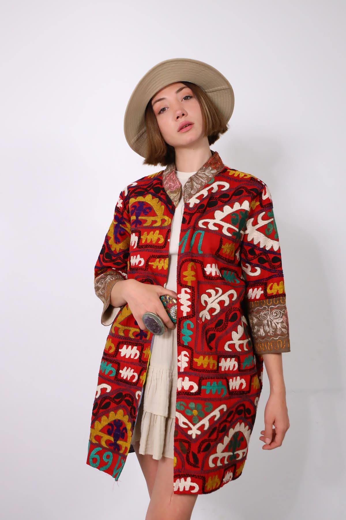 Kırmızı Hakim Yaka Kısa Suzani Kaftan - Şaman Butik Kırmızı Hakim Yaka Kısa Suzani Kaftan