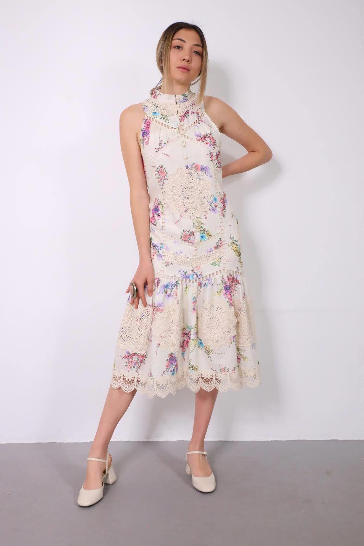 Ekru Yakası Düğmeli Dantelli Çiçek Desenli Elbise - Şaman Butik Ekru Yakası Düğmeli Dantelli Çiçek Desenli Elbise