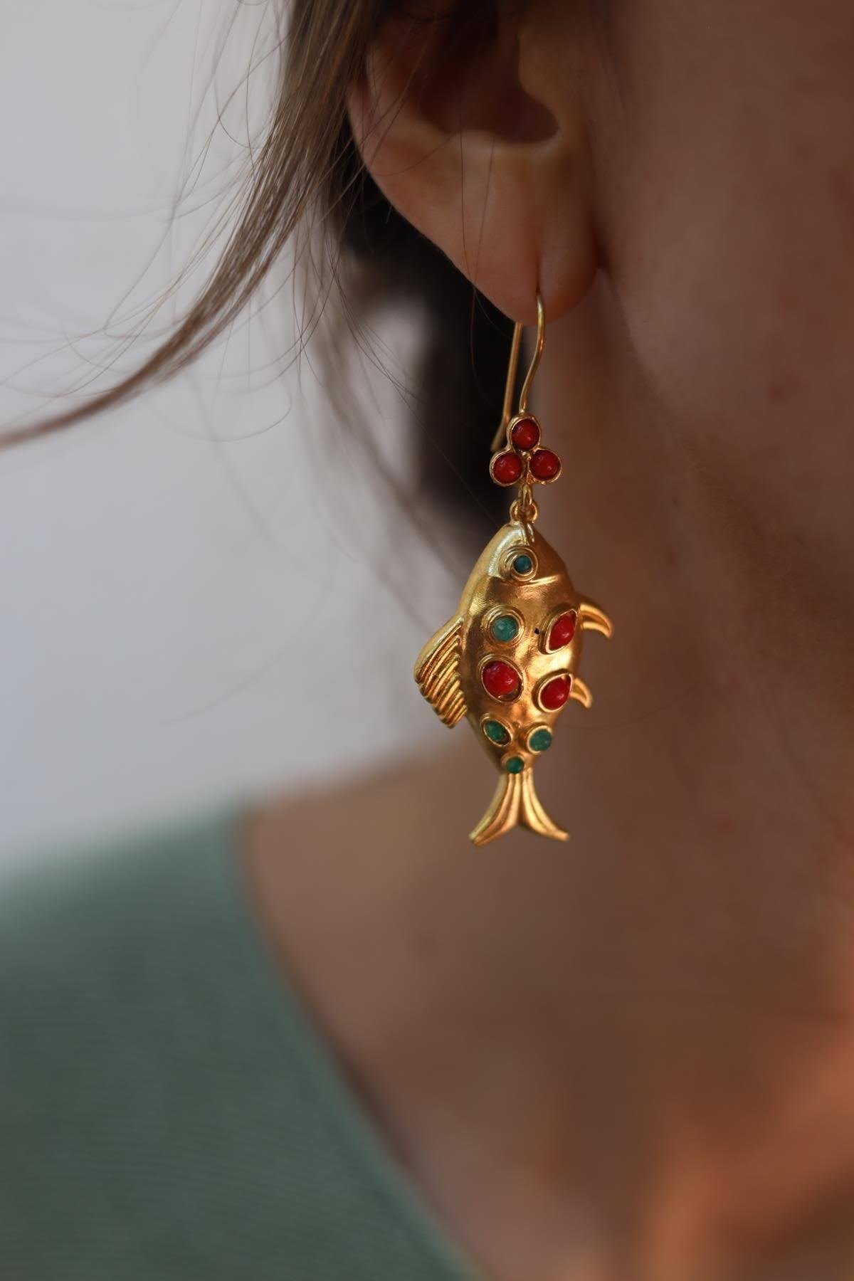 Kırmızı Ve Yeşil Taş Detaylı Bronz Küpe