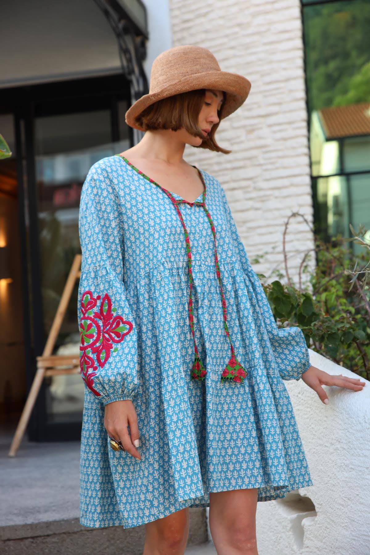 Turkuaz Desenli Kolları Nakışlı Kısa Elbise - Şaman Butik Turkuaz Desenli Kolları Nakışlı Kısa Elbise