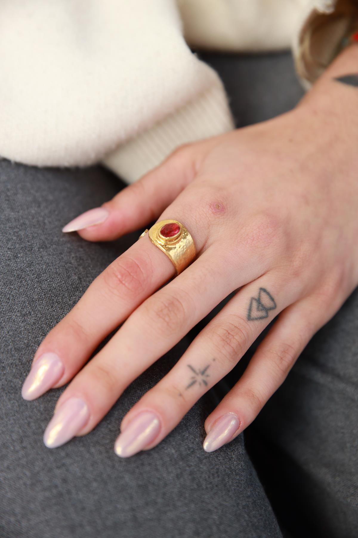 Kırmızı Taşlı Yüzük