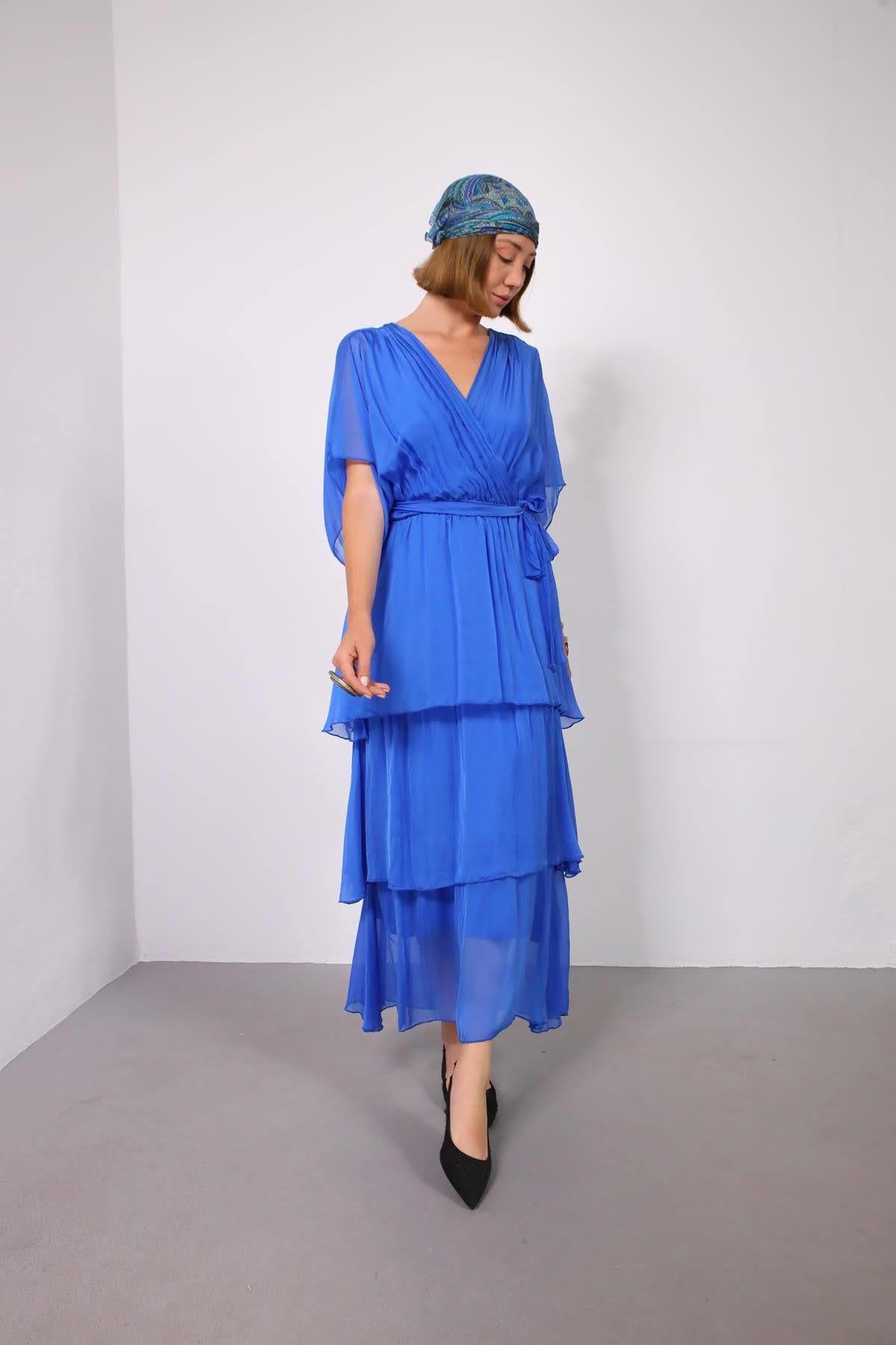  Saks Mavisi Kruvaze Yaka Belden Bağlamalı İpek Elbise