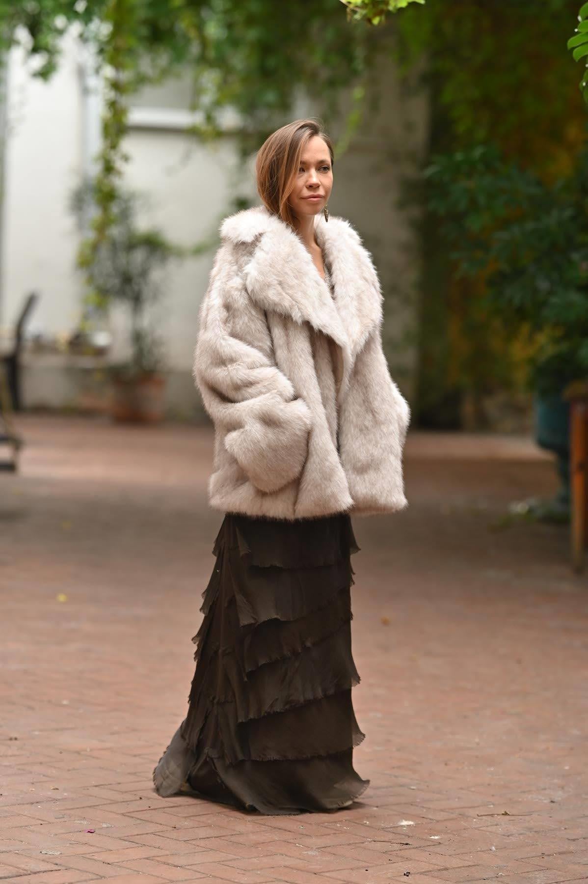 Krem Rengi Yakalı Kısa Kürk Kaban