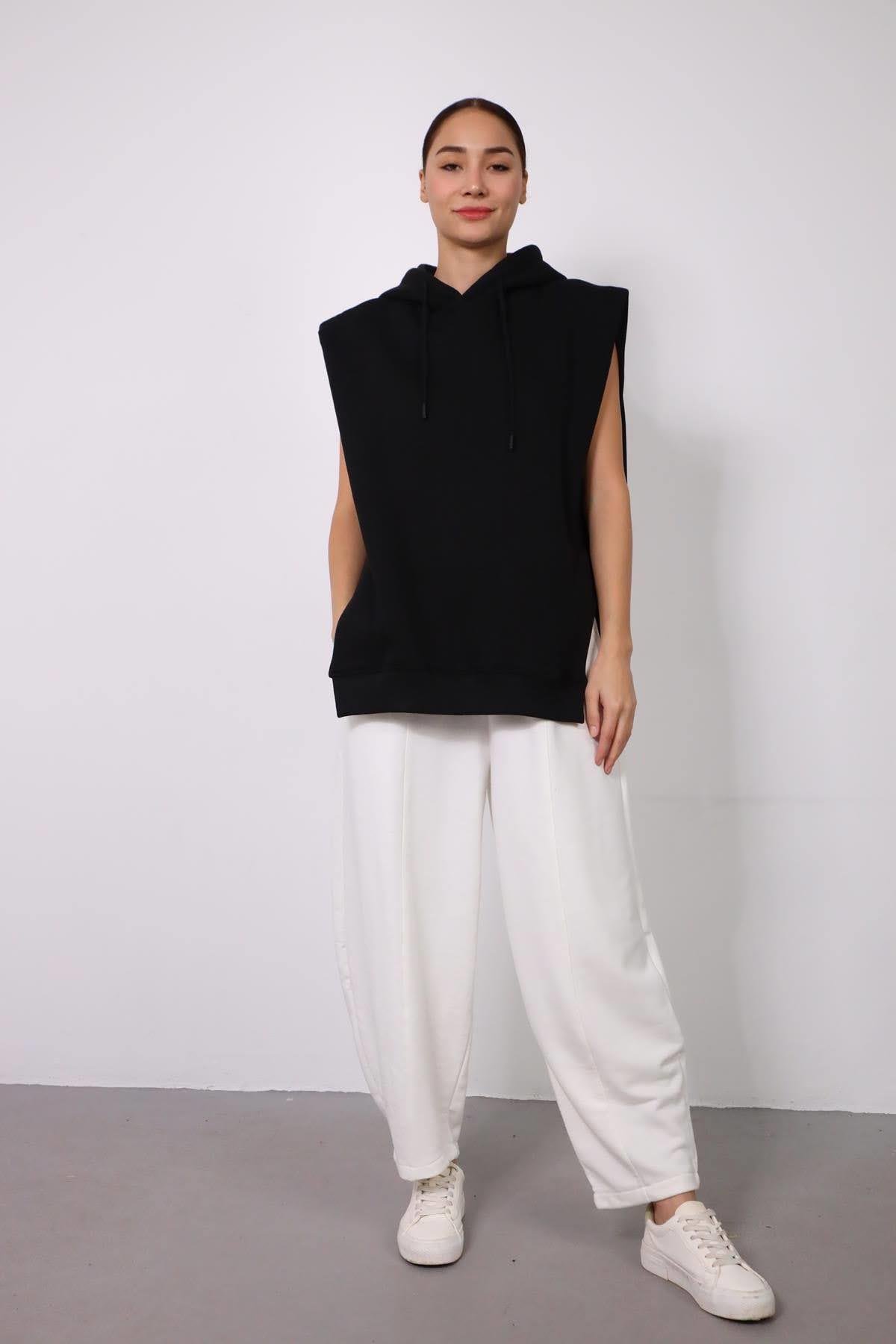  Siyah Kapüşonlu Asimetrik Yırtmaçlı Kolsuz Sweat