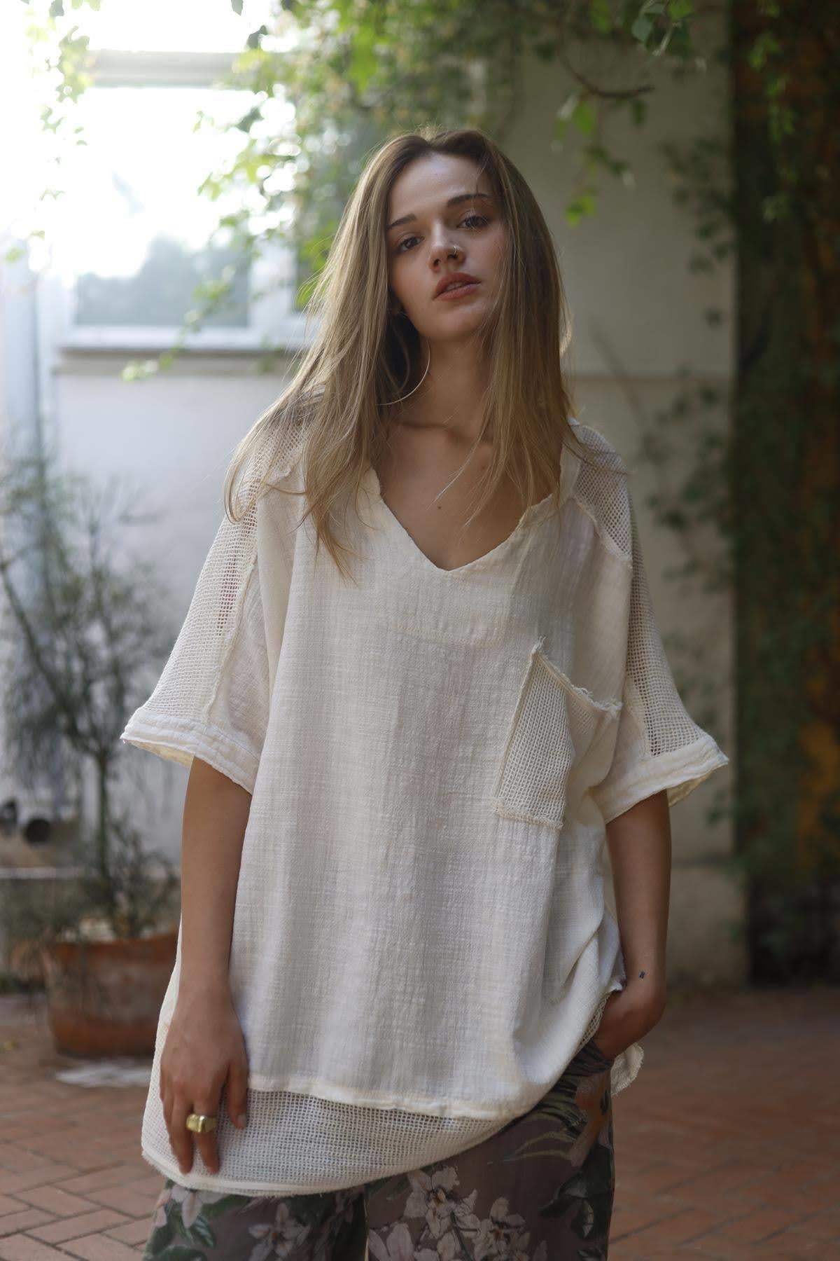 Ekru Kesik Yaka Püsküllü File Detaylı Bluz