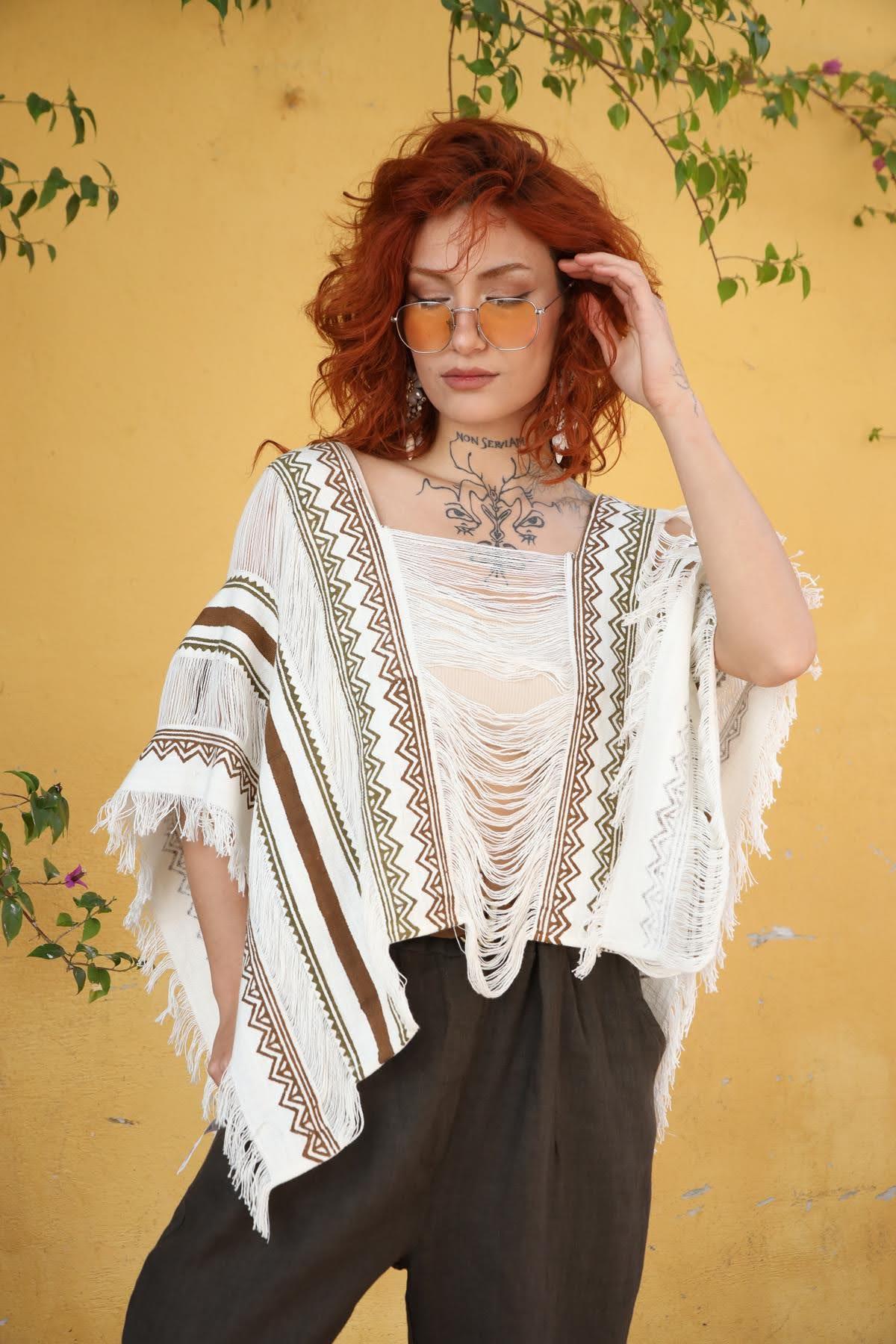 Ekru Kare Yaka Yırtık Detaylı Otantik Panço Bluz